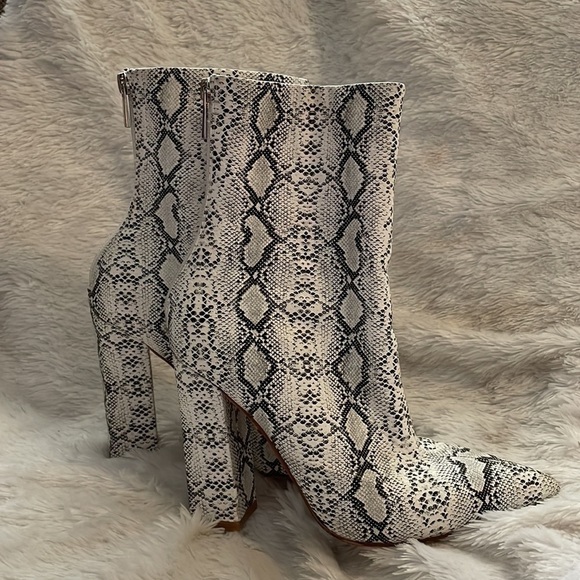 Raye Easton Bootie in Black & White Embossed Snakeskin Print Size 6 - Picture 2 of 9